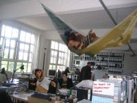 Entspannter Gast in Hngematte ber CAD Arbeitspltzen